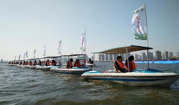 17對(duì)新婚情侶登船放魚(yú)